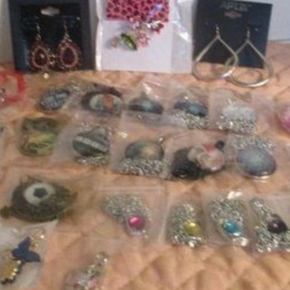 15 Jewelry plus 5? This & that 20 items you will receive A GREAT BUNDLE DEAL - Picture 3 of 16